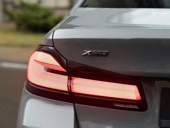2021 BMW 5 серии 540i xDrive VII (G30/G31/G38) Рестайлинг, серый, 4474483 рублей - вид 11