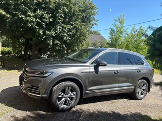 2019 Volkswagen Touareg III, серый, 5300000 рублей, вид 2