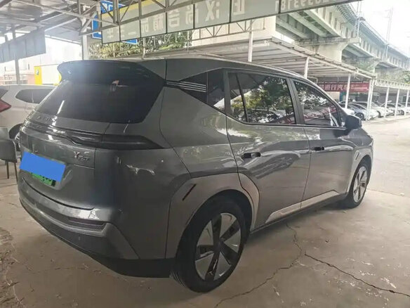 2024 Aion Y Plus 61.7 kWh, серебристый, 1760000 рублей - вид 3
