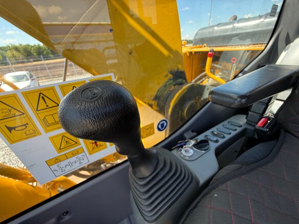 2020 Komatsu PC220-8, жёлтый, 8200000 рублей - вид 13
