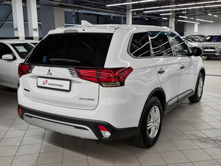 2019 Mitsubishi Outlander III Рестайлинг 3, белый, 1799000 рублей, вид 3