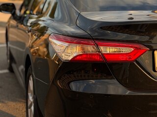 2021 Toyota Camry VIII (XV70), чёрный, 2350000 рублей, вид 3