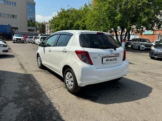 2013 Toyota Vitz III (XP130), белый, 839000 рублей, вид 2