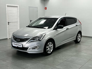 2015 Hyundai Solaris I Рестайлинг, серебристый, 690000 рублей, вид 1