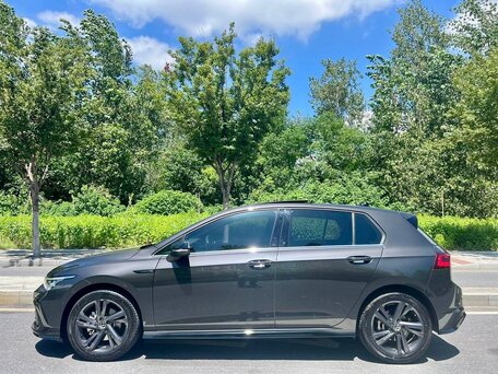 2023 Volkswagen Golf VIII, чёрный, 2010000 рублей, вид 4