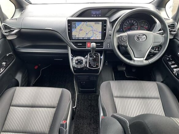 2021 Toyota Voxy III (R80) Рестайлинг, белый, 1790000 рублей - вид 9