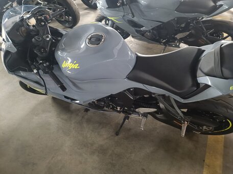 2025 Kawasaki ZX-6R Ninja, серый, 1084637 рублей, вид 3