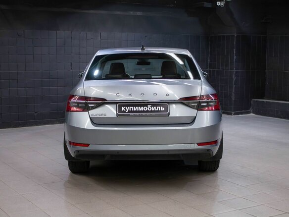 2021 Skoda Superb III Рестайлинг, серый, 1847000 рублей - вид 4
