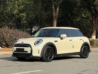 2023 Mini Hatch One III (F55/F56) Рестайлинг 2, бежевый, 2020000 рублей, вид 3