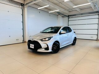 2021 Toyota Yaris IV, серый, 1179000 рублей, вид 1