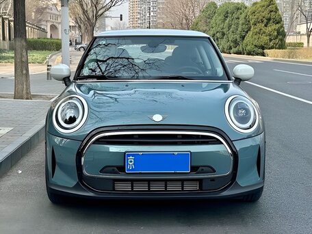 2023 Mini Hatch Cooper III (F55/F56) Рестайлинг 2, серый, 1970000 рублей, вид 2