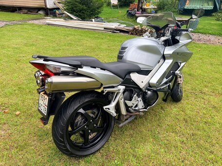 2006 Honda VFR 800, серебристый, 460000 рублей, вид 1
