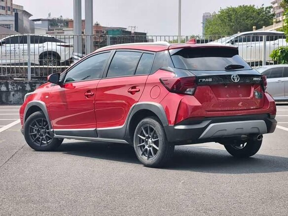 2022 Toyota Yaris L X XP150 Рестайлинг, красный - вид 5