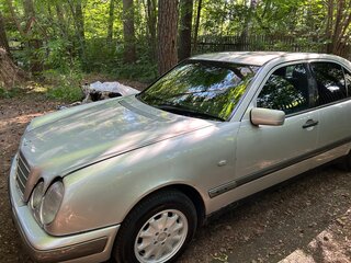 1997 Mercedes-Benz E-Класс 220 II (W210, S210), серебристый, 620000 рублей, вид 3