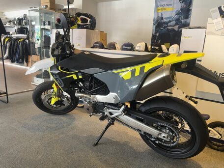 2024 Husqvarna 701 Supermoto, чёрный, 1200000 рублей, вид 4