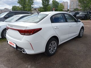 2021 Kia Rio IV Рестайлинг, белый, 1692000 рублей, вид 3