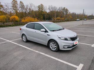 2015 Kia Rio III Рестайлинг, серебристый, 1150000 рублей, вид 1