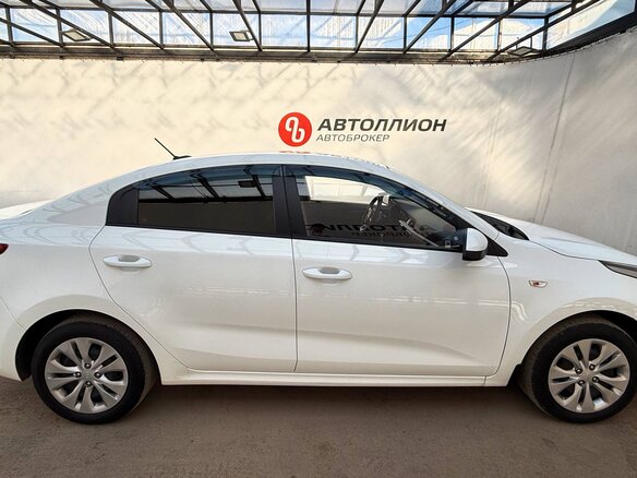 2020 Kia Rio IV, белый, 1164900 рублей - вид 5