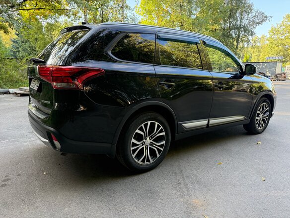 2017 Mitsubishi Outlander III Рестайлинг 2, чёрный, 1690000 рублей - вид 4