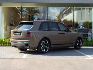 2026 Rolls-Royce Cullinan Black Badge I Рестайлинг (Series II), коричневый, 70500000 рублей, вид 5