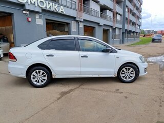 2017 Volkswagen Polo V Рестайлинг, белый, 600000 рублей, вид 2