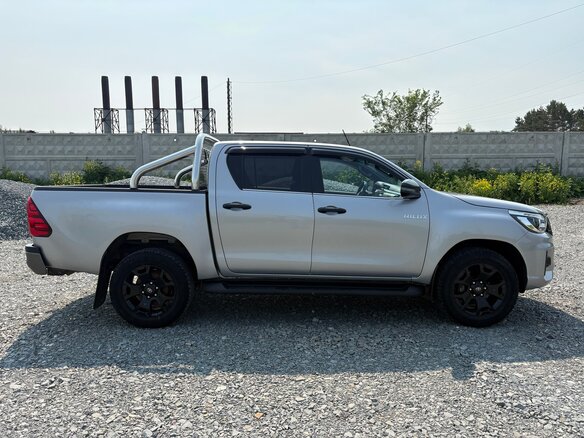 2019 Toyota Hilux VIII, серебристый, 3150000 рублей - вид 2