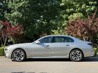 2026 BMW i7 xDrive60 I (G70), серебристый, 15333666 рублей, вид 3