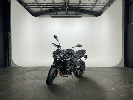 2025 Triumph Street Triple, чёрный, 1400000 рублей, вид 1