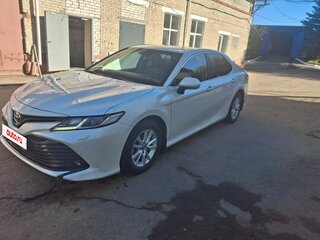 2019 Toyota Camry VIII (XV70), белый, 2400000 рублей, вид 3