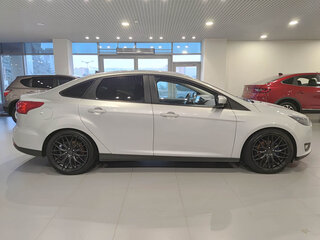 2017 Ford Focus III Рестайлинг, серебристый, 870000 рублей, вид 4