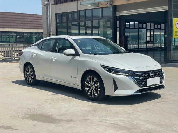 2023 Nissan Sylphy IV (B18) Рестайлинг, белый - вид 2