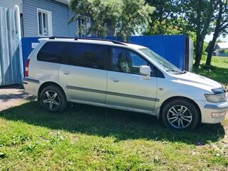 2002 Mitsubishi Space Wagon III, серебристый, 430000 рублей, вид 2