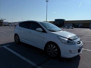 2013 Hyundai Solaris I, белый, 650000 рублей, вид 2