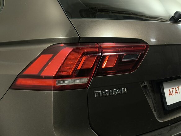 2017 Volkswagen Tiguan II, коричневый, 1680000 рублей - вид 18