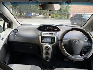 2005 Toyota Vitz II (XP90), серебристый, 415000 рублей, вид 4