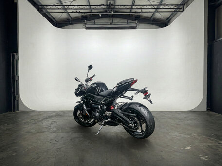 2025 Triumph Street Triple, чёрный, 1400000 рублей, вид 3