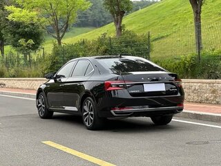 2023 Skoda Superb III Рестайлинг, чёрный, 2260000 рублей, вид 4