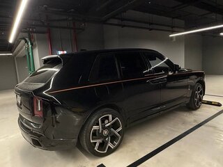 2025 Rolls-Royce Cullinan Black Badge I Рестайлинг (Series II), чёрный, 57000000 рублей, вид 2