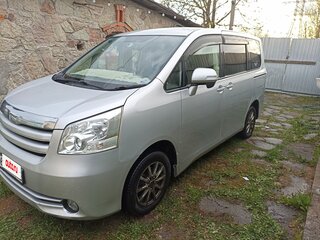 2010 Toyota Noah II (R70), серебристый, 980000 рублей, вид 1