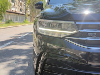 2021 Volkswagen Tiguan II Рестайлинг, чёрный, 3050000 рублей, вид 2