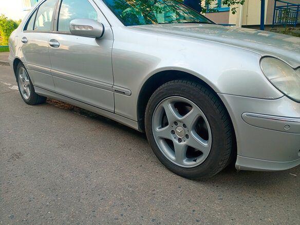 2001 Mercedes-Benz C-Класс 320 II (W203), серебристый, 1200000 рублей - вид 4