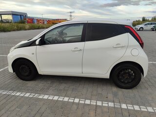 2019 Toyota Aygo II Рестайлинг, белый, 930000 рублей, вид 3