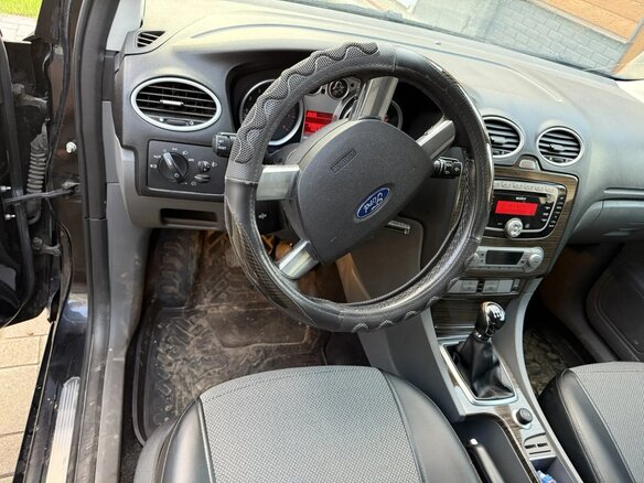 2008 Ford Focus II Рестайлинг, чёрный, 600000 рублей - вид 2