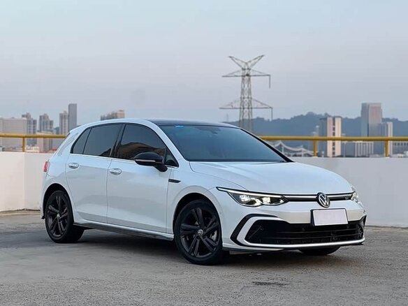 2022 Volkswagen Golf VIII, белый, 2000000 рублей
