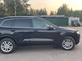 2010 Volkswagen Touareg II, чёрный, 1740000 рублей, вид 2