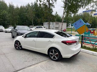 2017 Kia Cerato III Рестайлинг (Classic), белый, 900000 рублей, вид 4