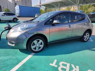2014 Nissan Leaf (EM57) I (ZE0/AZE0), серый, 1075000 рублей, вид 3