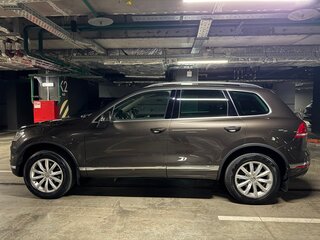 2016 Volkswagen Touareg II Рестайлинг, коричневый, 2400000 рублей, вид 3