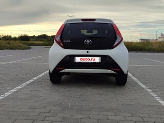 2019 Toyota Aygo II Рестайлинг, белый, 930000 рублей, вид 2