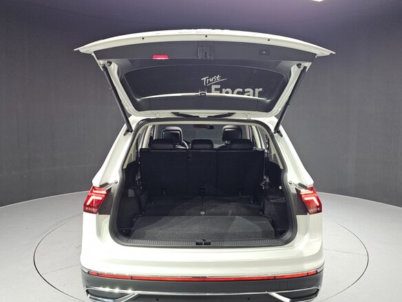 2023 Volkswagen Tiguan II Рестайлинг, белый - вид 11